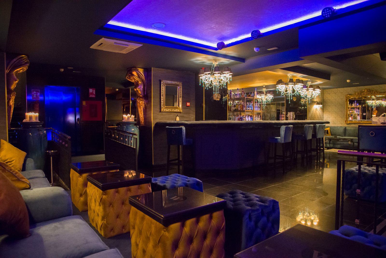 Interior del bar HOT en Madrid