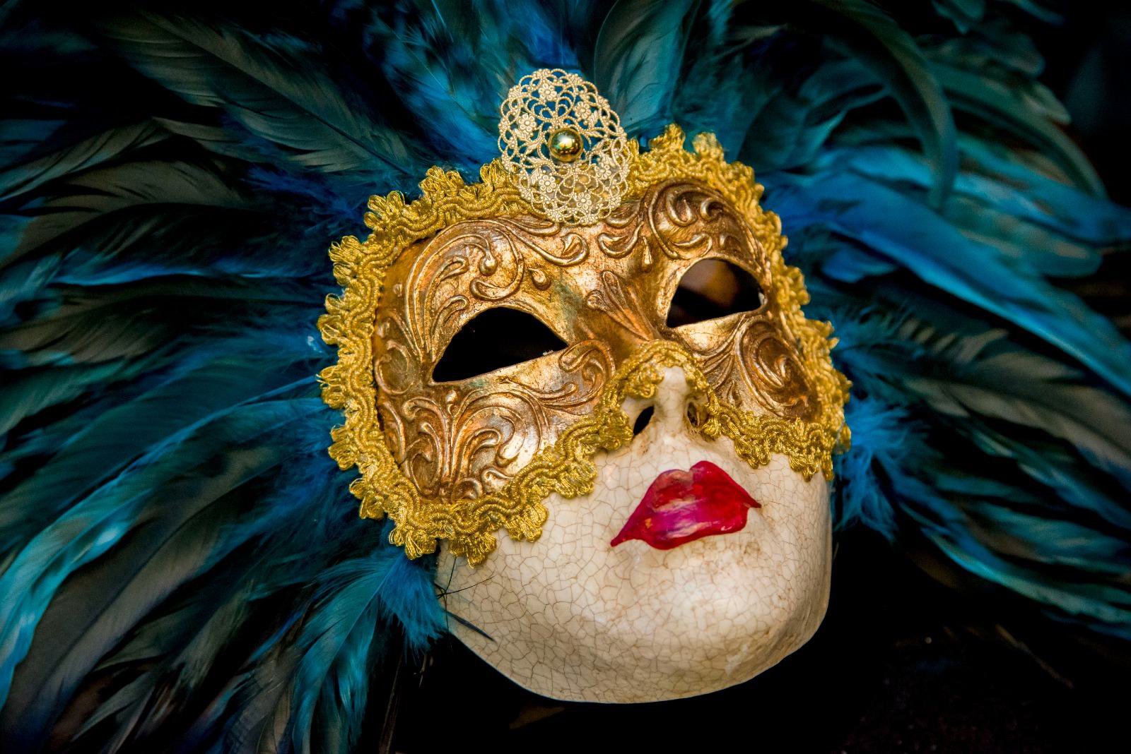 Máscara veneciana con plumas