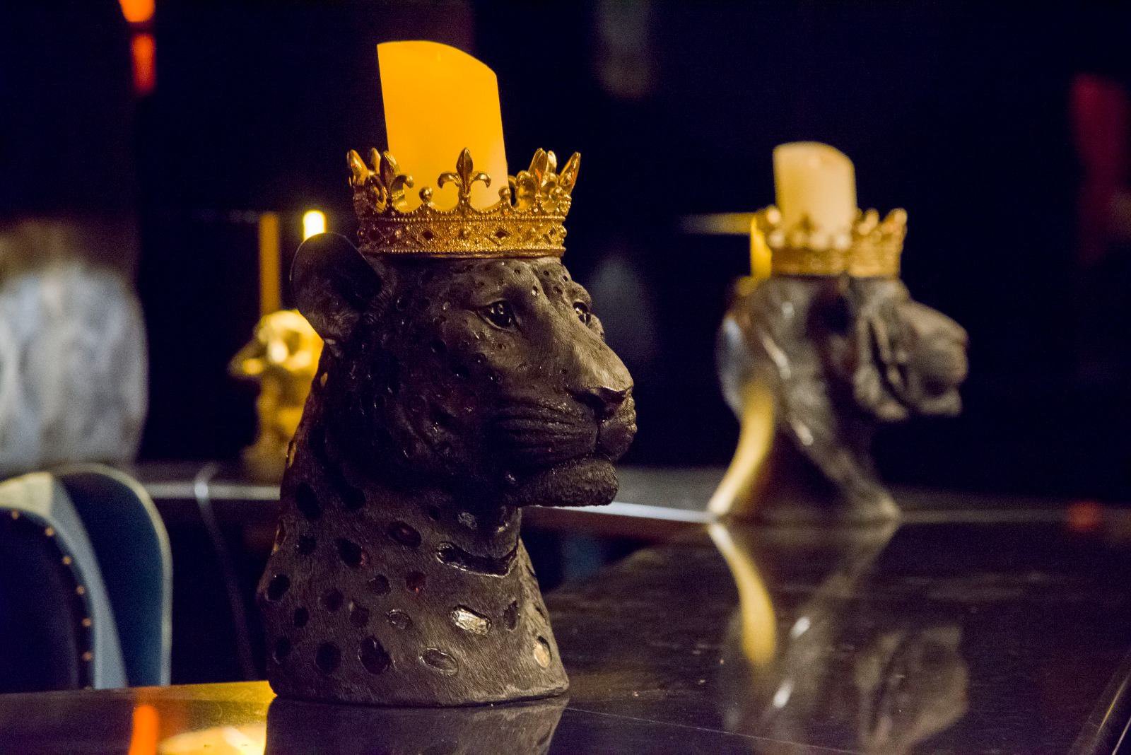 Piezas de ajedrez coronadas