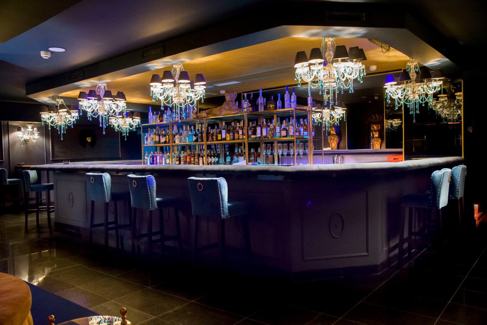 La barra iluminada del bar